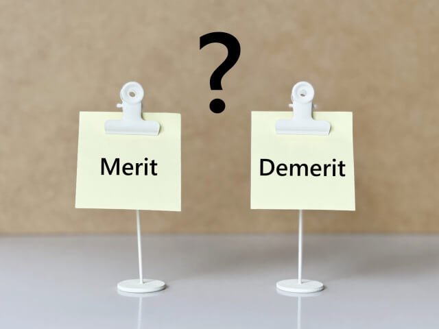 はてなマークとクリップされたmerit、demeritの紙